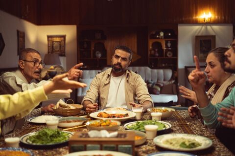 Familie streitet beim gemeinsamen Essen am festlich gedeckten Tisch